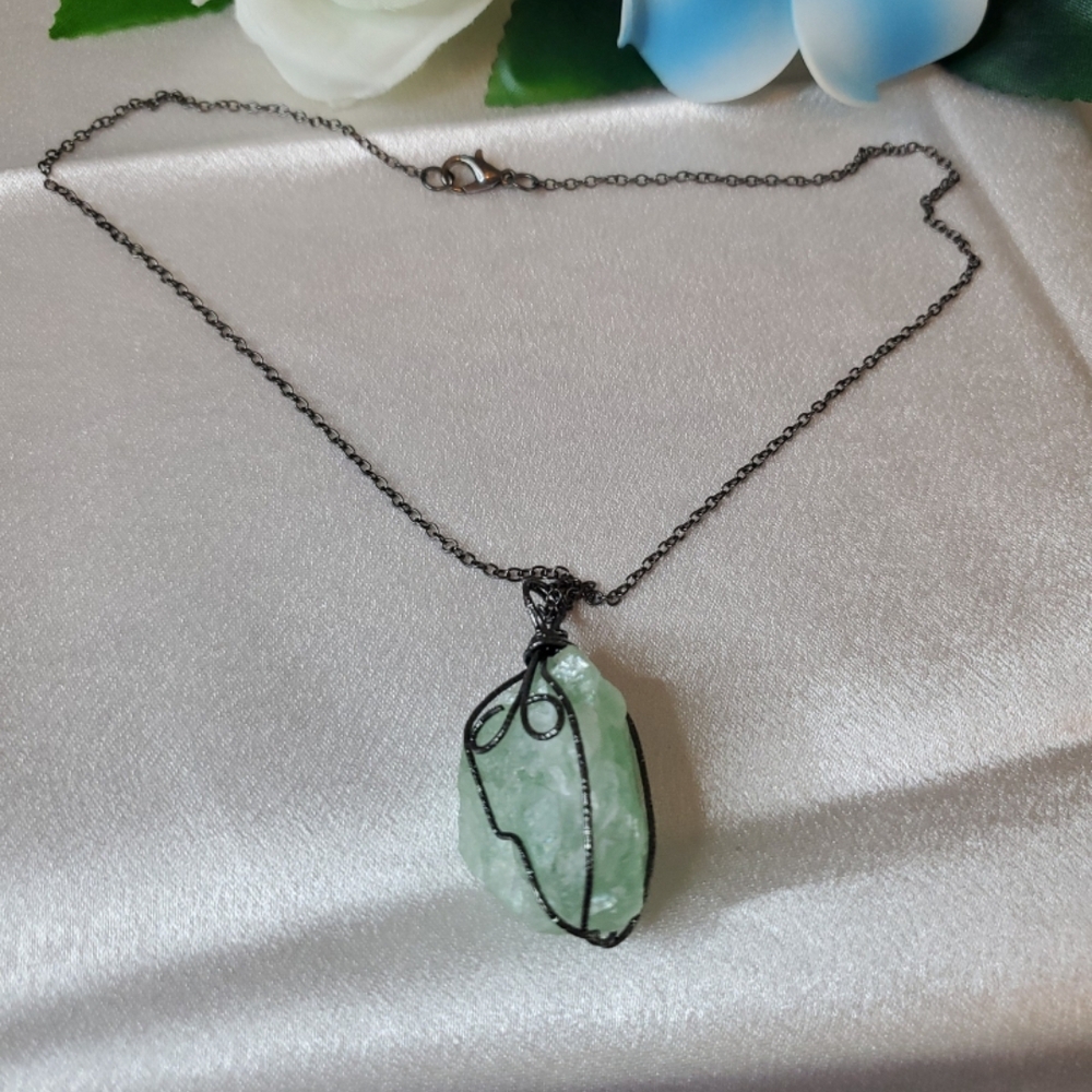Elegant Green Stone Pendant Necklace